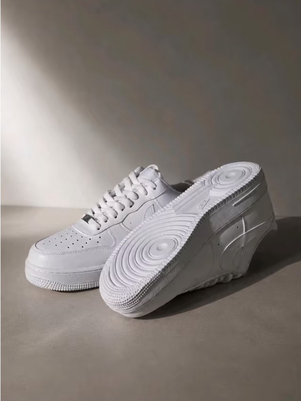Nike Men's White Low-Top Leather Sneakers - Picture 3 of 3